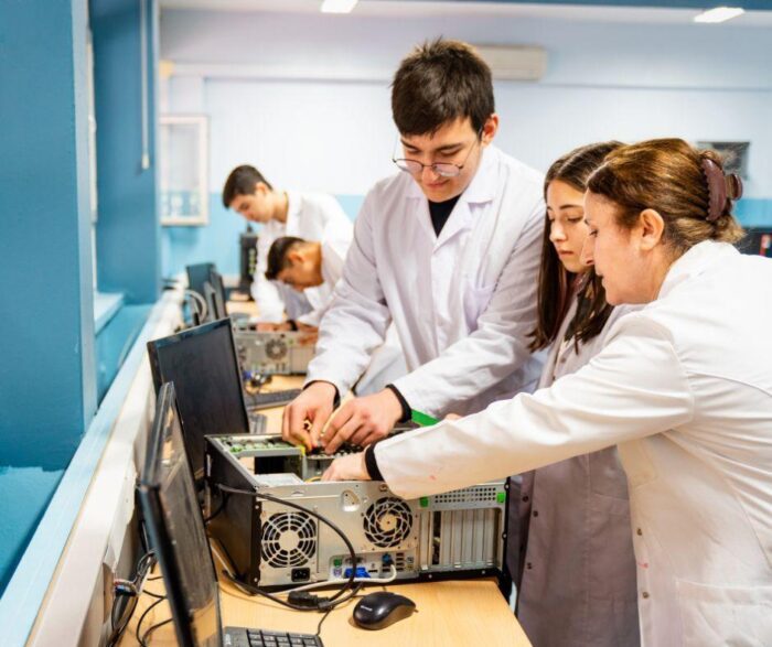 Educación amplía la red de viveros de empresa del programa Llança’t con la incorporación de nuevos centros estratégicos