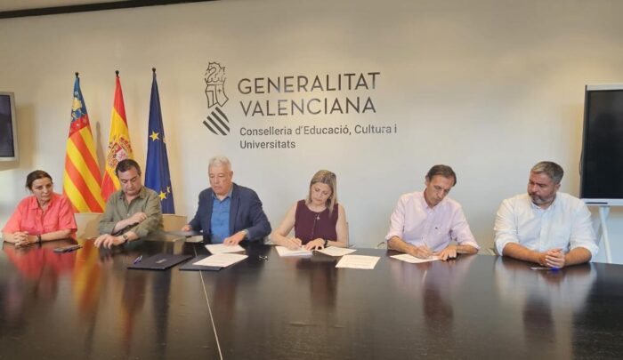 Educación desbloquea la negociación con un acuerdo parcial que incluye 200 euros de subida salarial y seis días de libre disposición para el profesorado
