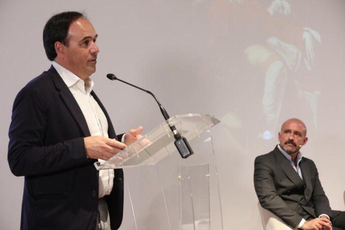 Pérez Llorca presenta el último libro de Jaime de los Santos, ‘El Evangelio según Caravaggio’