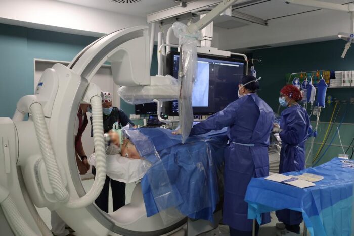 El Hospital General de València incorpora una técnica innovadora que reduce la reaparición de los hematomas subdurales crónicos