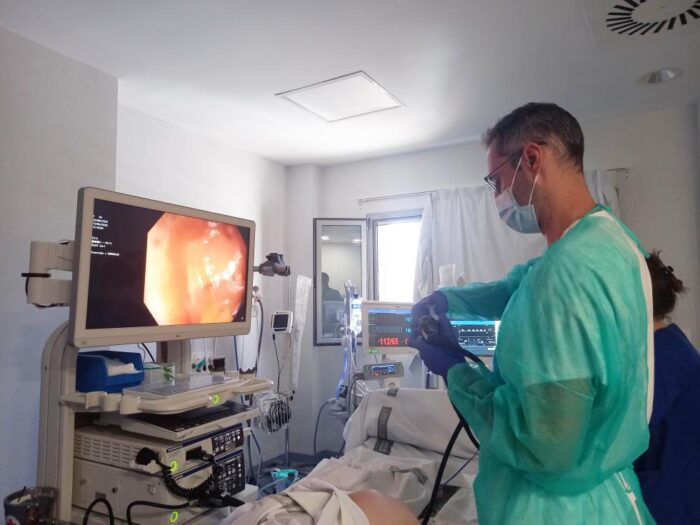 El Hospital de Manises realiza el primer trasplante de microbiota fecal para tratar infecciones intestinales graves y recurrentes