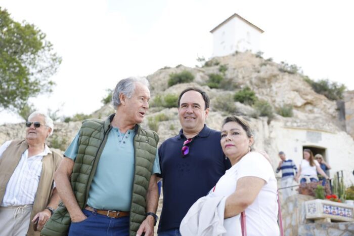 Pérez Llorca participa en la romería de San Pascual Bailón en Monforte del Cid