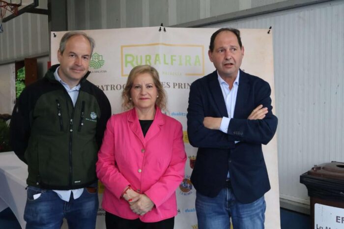 La directora general de Producción Agraria reivindica en la Feria Agrícola de Llombai el consumo de productos valencianos y el impulso al relevo generacional en el campo