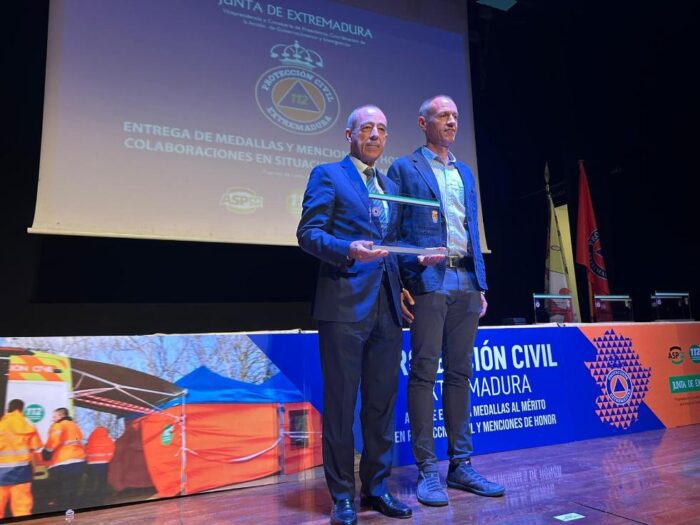 La Generalitat recibe la mención de honor a los servicios de extinción y emergencias por su ayuda durante los incendios forestales de Extremadura de 2025