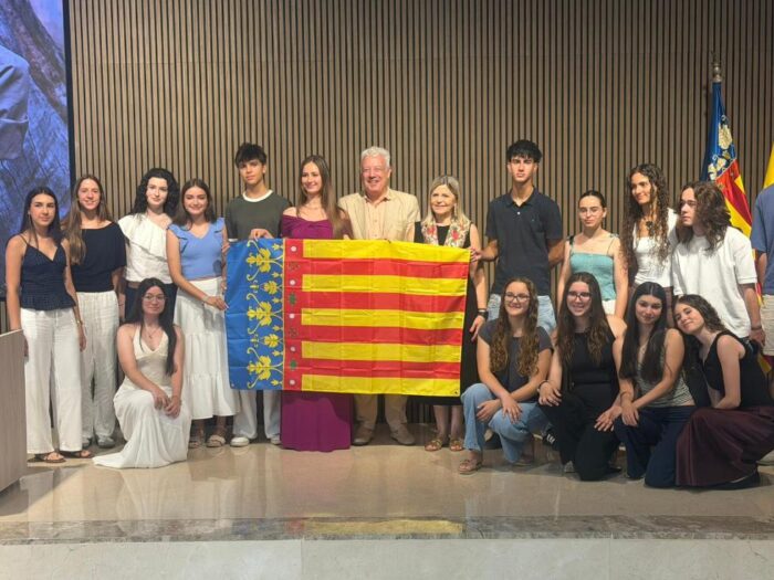 Carmen Ortí entrega la senyera a los alumnos y alumnas de la Comunitat Valenciana que participan en la Ruta Quetzal