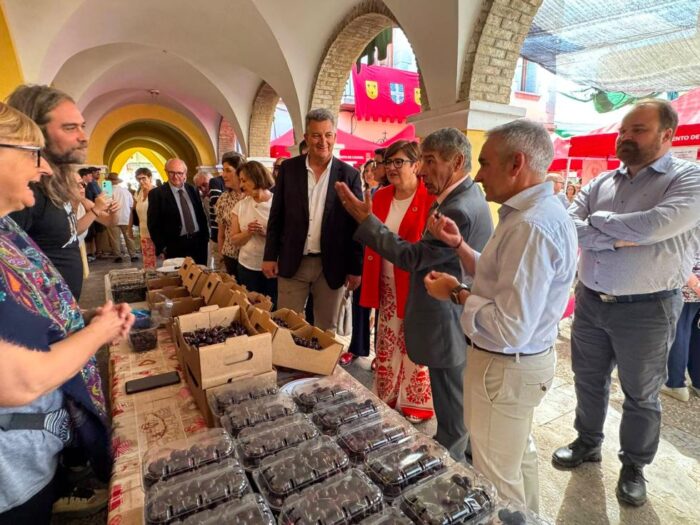 Barrachina destaca la cereza de Caudiel como emblema de la capacidad productiva, el relevo generacional y el desarrollo rural de Castellón