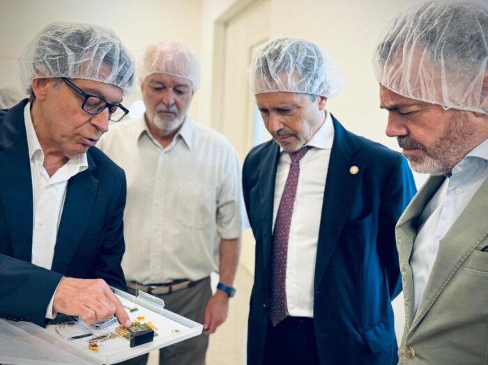 José Díez resalta la capacidad científica de la Comunitat Valenciana en el sector de la fotónica, clave para el desarrollo de alto valor añadido