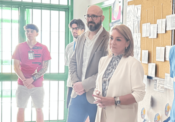 Camarero resalta el punto de información del IVAJ en el Centro Penitenciario de Picassent como una referencia en España para ofrecer oportunidades de reinserción a la juventud