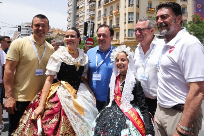 Pérez Llorca asiste a la tercera ‘mascletà’ del concurso de les Fogueres de Sant Joan 2026