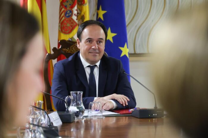 Pérez Llorca cumple en seis meses el 63% de los compromisos adquiridos en el debate de investidura
