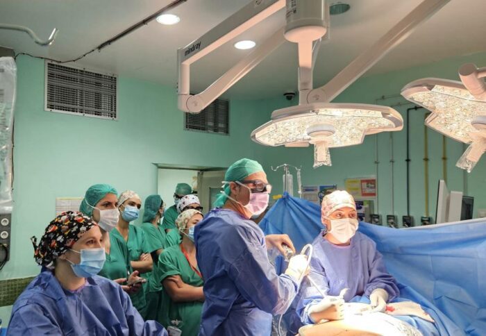 El Hospital General de Elche realiza una técnica pionera en la Comunitat Valenciana para tratar hernias paraestomales complejas