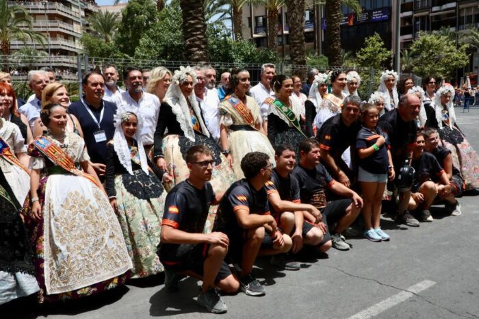 Pérez Llorca asiste a la quinta mascletá del concurso de les Fogueres de Sant Joan 2026