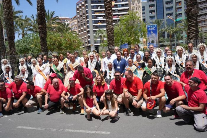 Pérez Llorca asiste a la sexta y última ‘mascletà’ del concurso de les Fogueres de Sant Joan 2026