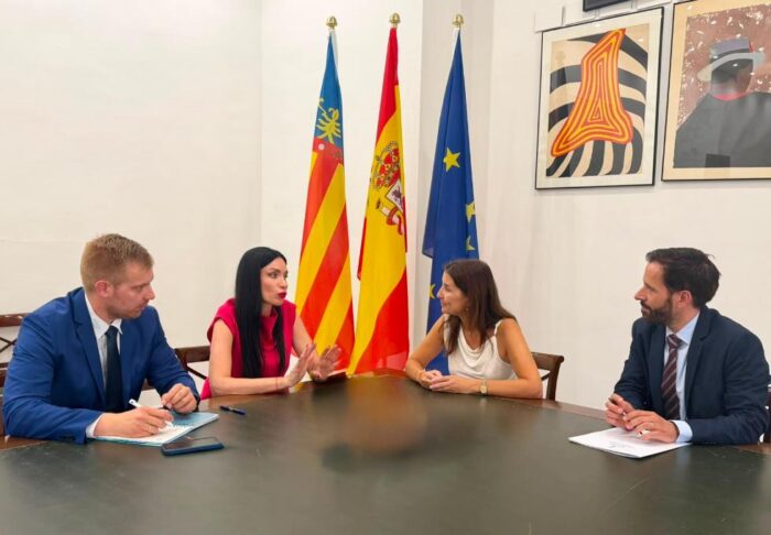 Ruth Merino recibe a la embajadora de Serbia en España