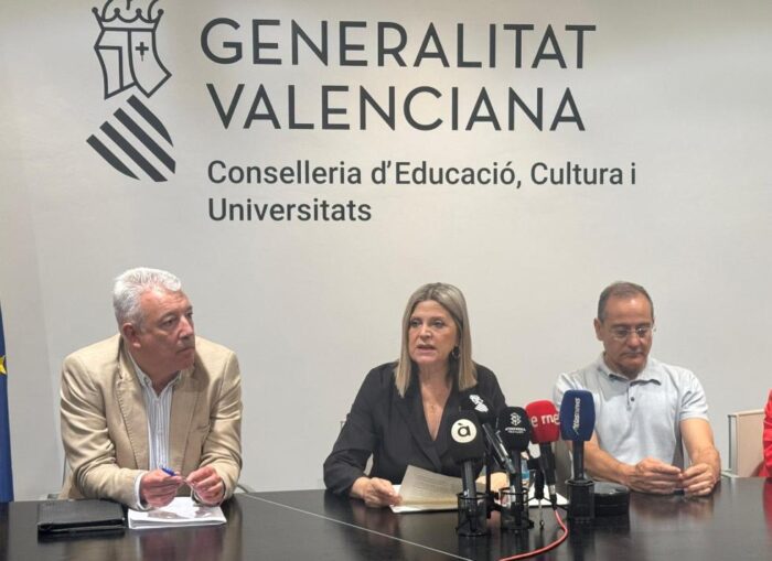 Educación rechaza ceder a presiones que bloquean el diálogo, recuerda que la Ley de Libertad Educativa la aprobaron les Corts y recalca que ha realizado la mejor oferta de la historia