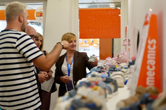 Marián Cano visita la feria de calzado Expo Riva Schuh en Italia para apoyar a las empresas de la Comunitat Valenciana