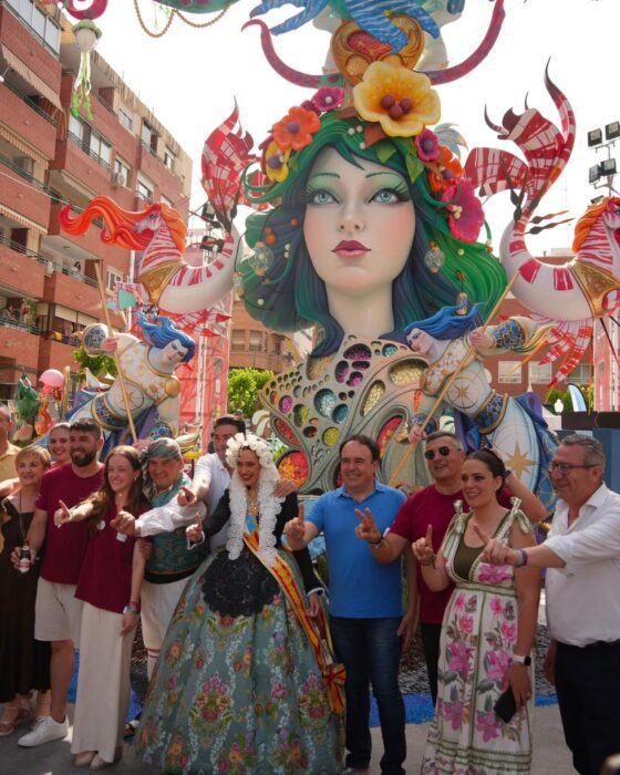 Pérez Llorca visita la Hoguera Florida Portazgo, primer premio de categoría Especial de las Hogueras 2026