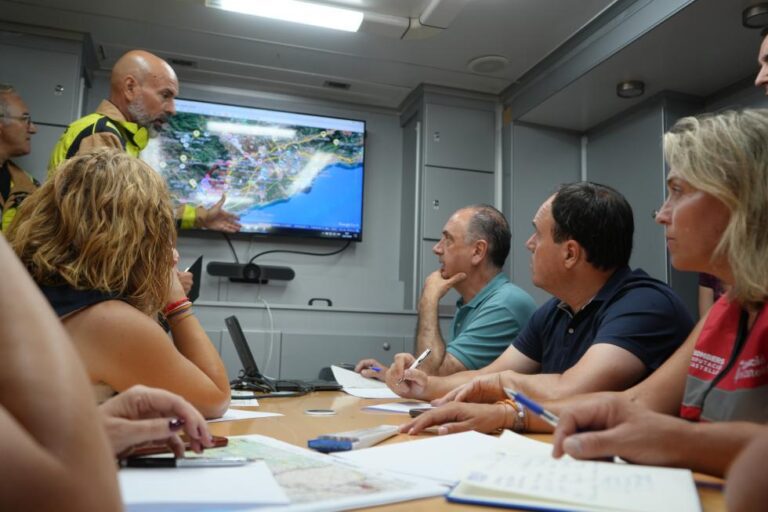 La Generalitat despliega más de 450 efectivos y 20 medios aéreos para combatir el incendio de La Vall d’Uixó