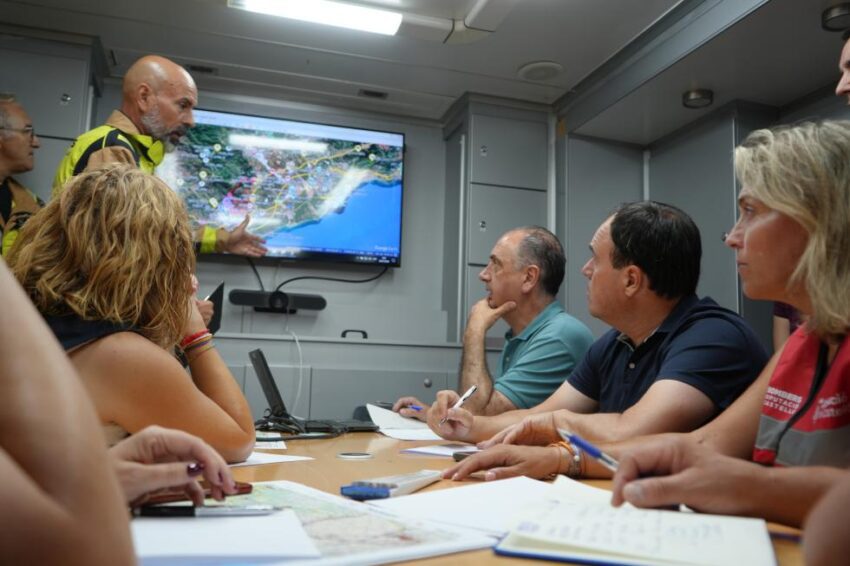 La Generalitat despliega más de 450 efectivos y 20 medios aéreos para combatir el incendio de La Vall d’Uixó