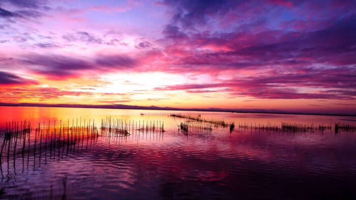 Fotografía real del atardecer sobre el lago de l’Albufera de Valencia