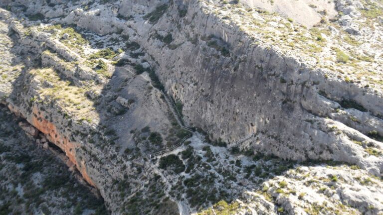 Fotografía real de les Covetes dels Moros de Bocairent excavadas en la pared rocosa