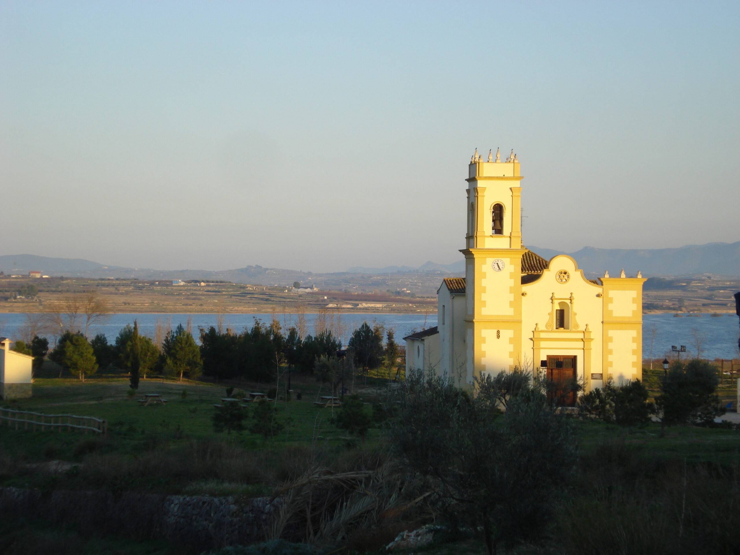Antigua iglesia de la Virgen de la Esperanza de Guadasequies ante el embalse de Bellús