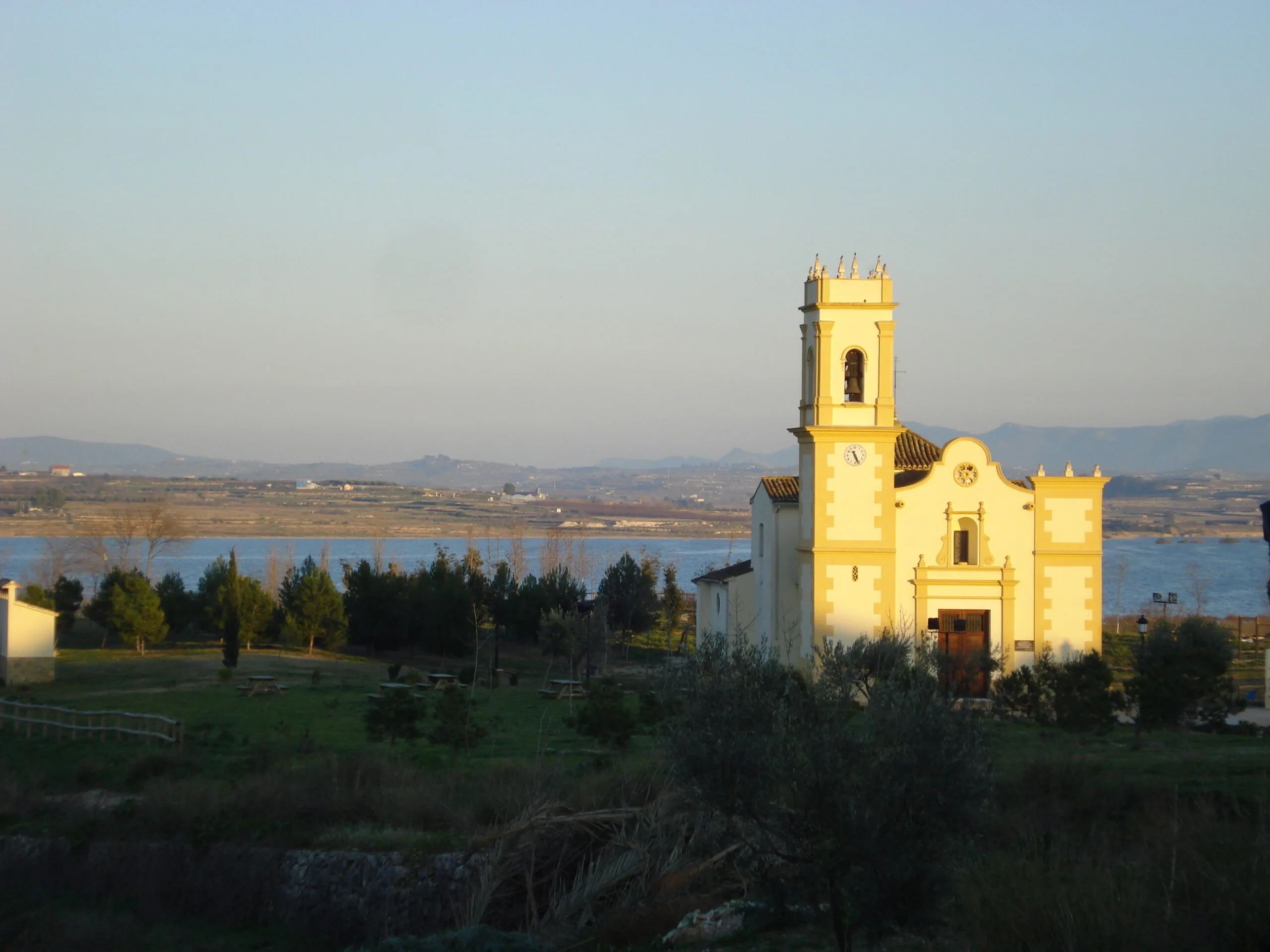 Antiga església de la Mare de Déu de l’Esperança de Guadasséquies davant l’embassament de Bellús