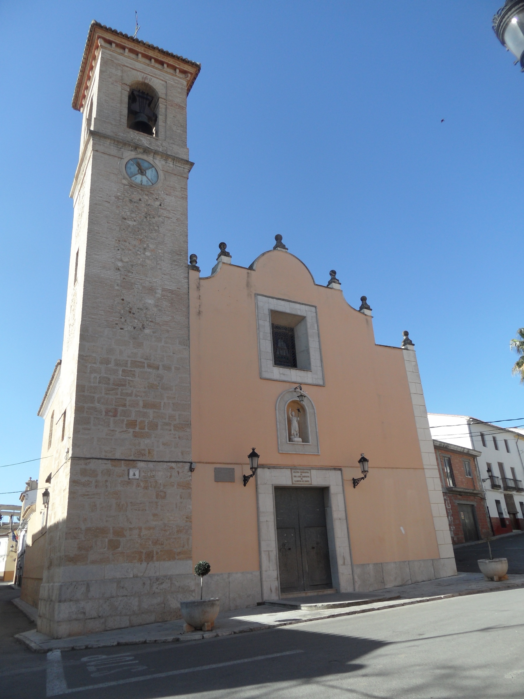 Fachada y campanario de la iglesia de San Juan Bautista de Llanera de Ranes