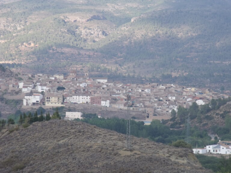 Vista de Teresa de Cofrentes y su iglesia desde Zarra
