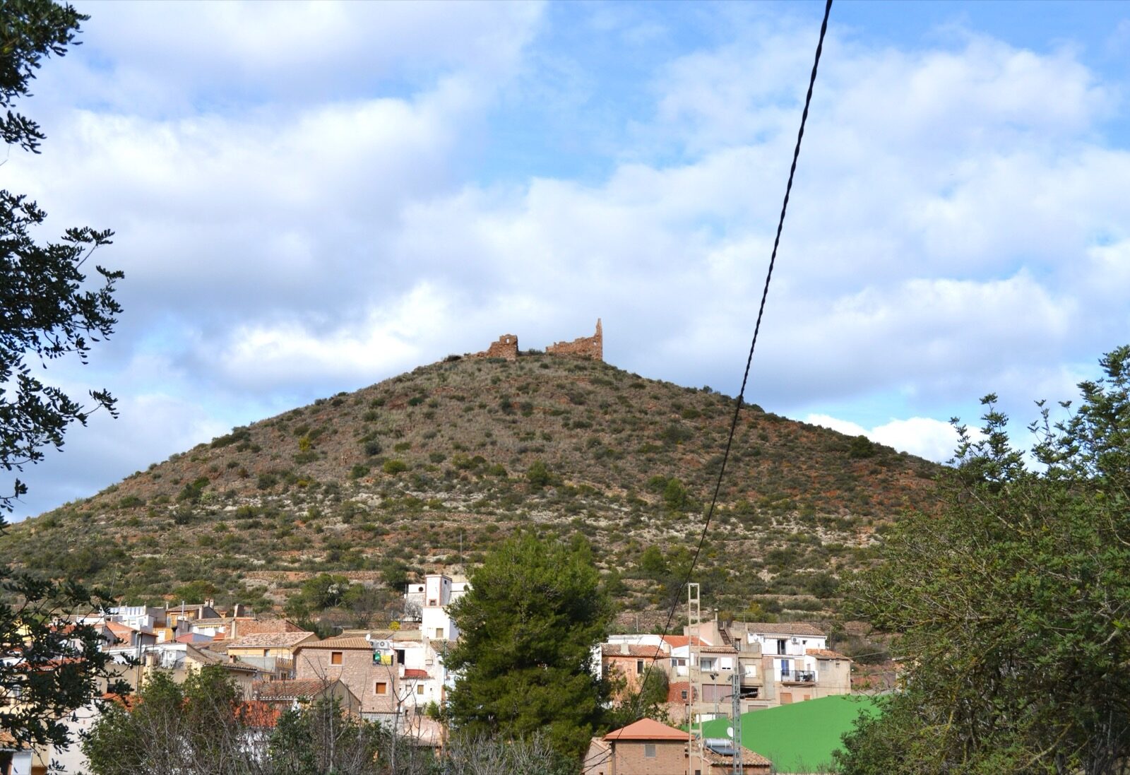 Azuébar y las ruinas de su castillo sobre el casco urbano