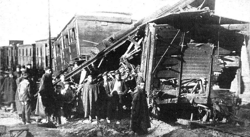File:1922-12-27, Mundo Gráfico, Catástrofe ferroviaria en Onteniente, Desfilis (cropped) Estado en que quedaron los últimos coches del tren militar.jpg