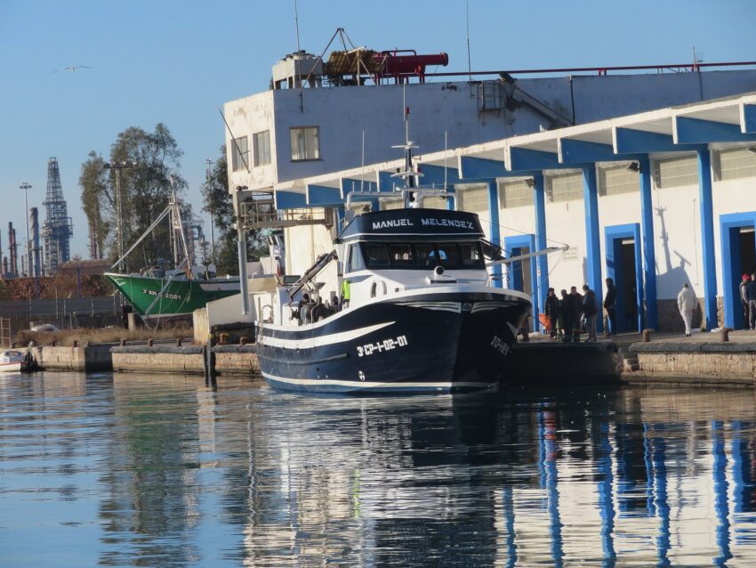 File:Barco de pesca, Puerto de Castellón de la Plana.jpg