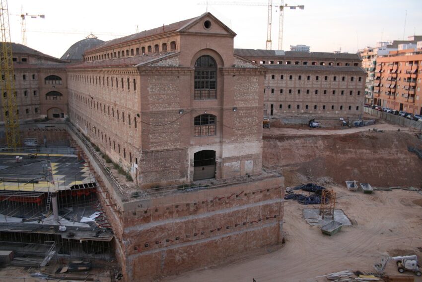 File:Complejo administrativo 9 d'Octubre (Valencia).jpg