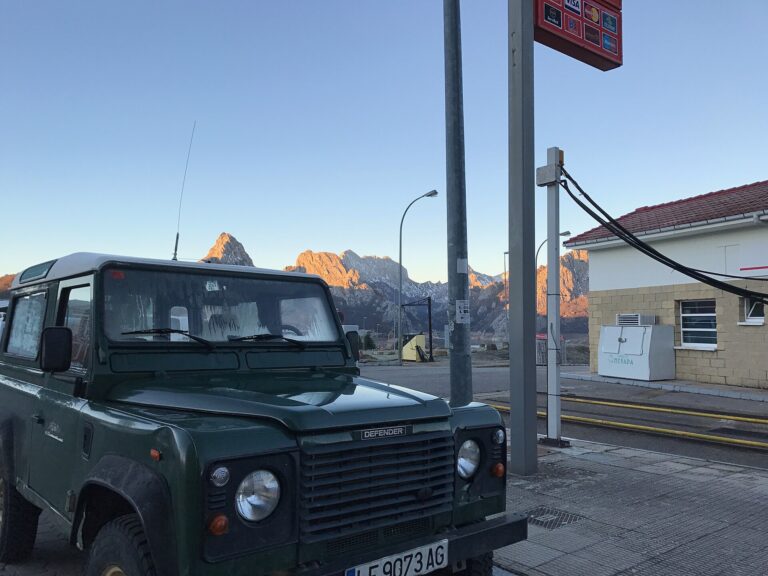 File:Riaño Land Rover Defender.jpg