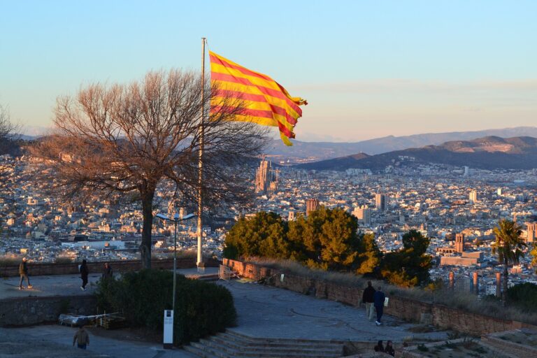 File:The Senyera overlooks Barcelona.jpg