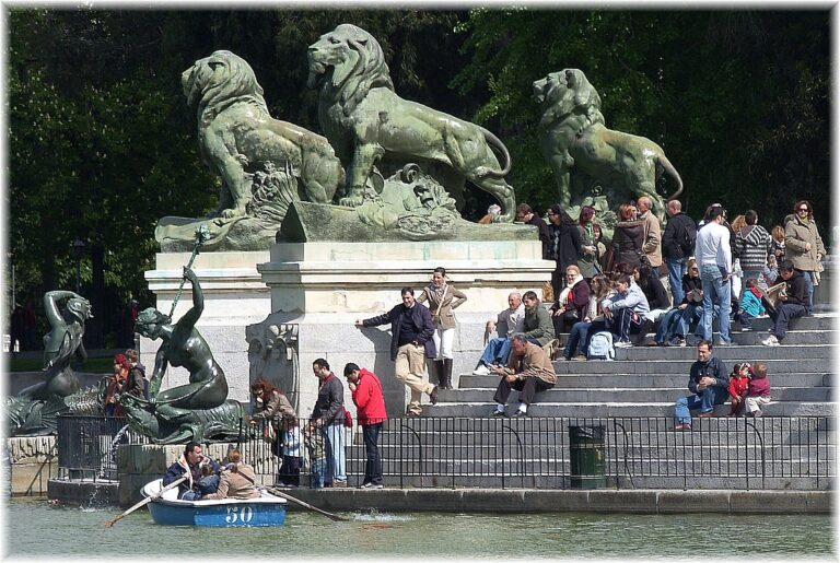 File:507-Tomar el sol-Retiro (Madrid) (3830252829).jpg