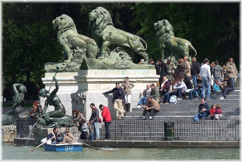 File:507-Tomar el sol-Retiro (Madrid) (3830252829).jpg