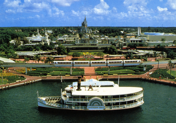 File:MagicKingdomPostcard1982.jpg