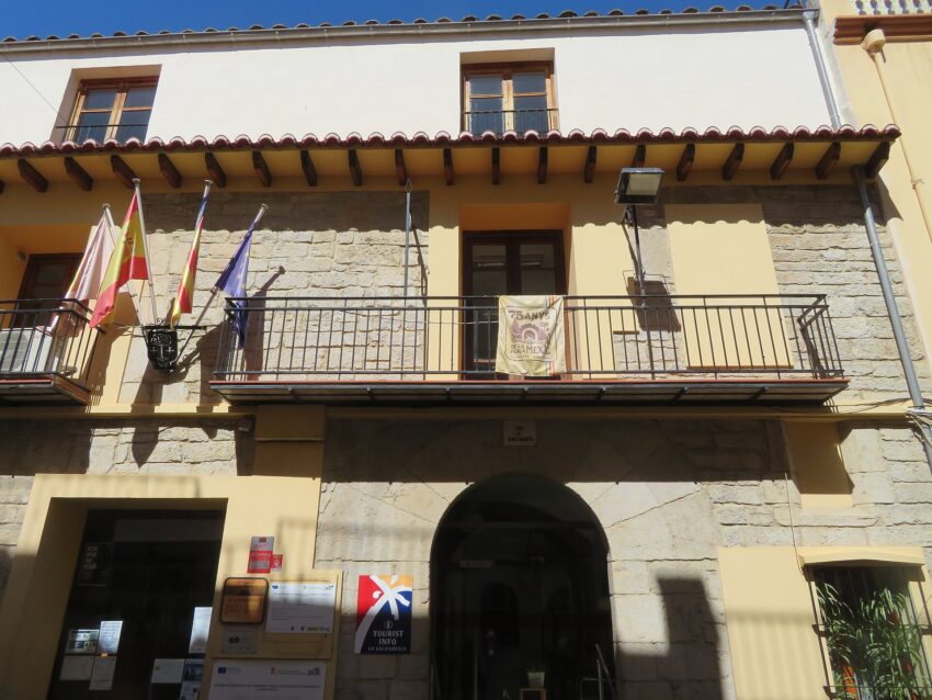 File:Ayuntamiento de La Salzadella, provincia Castellón, España.jpg