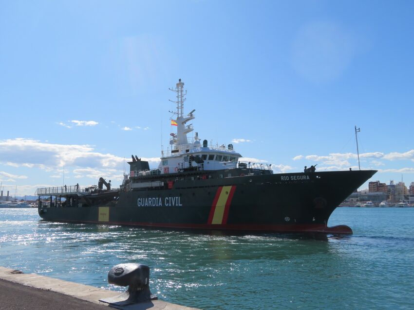 File:Buque patrullero de altura "Río Segura" del Servicio Marítimo de la Guardia Civil, Puerto de Castellón.jpg
