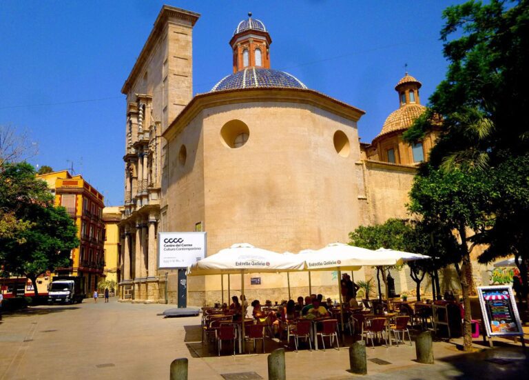 File:Valencia - Reial Monestir de Nostra Senyora del Carme (Centre del Carme) 01.jpg