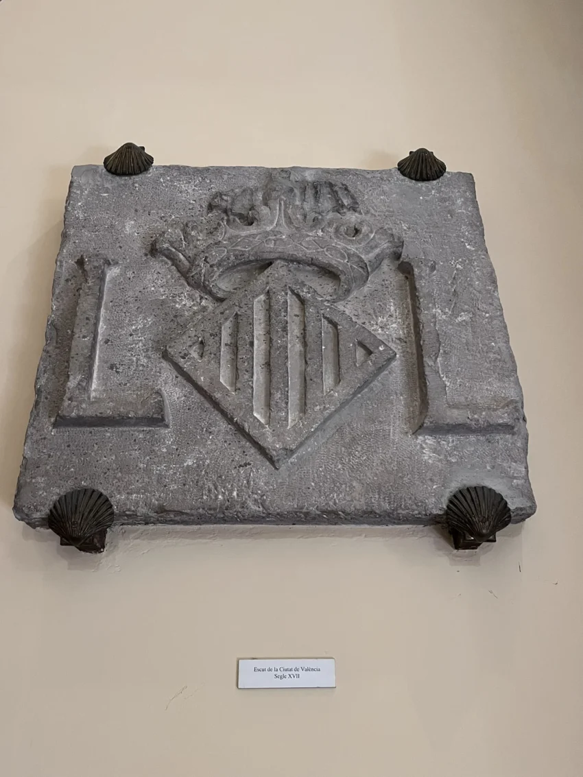 File:Escut de Valencia - Shield of Valencia from XVII century - Sala de Ayuntamiento - Valencia Spain.jpg